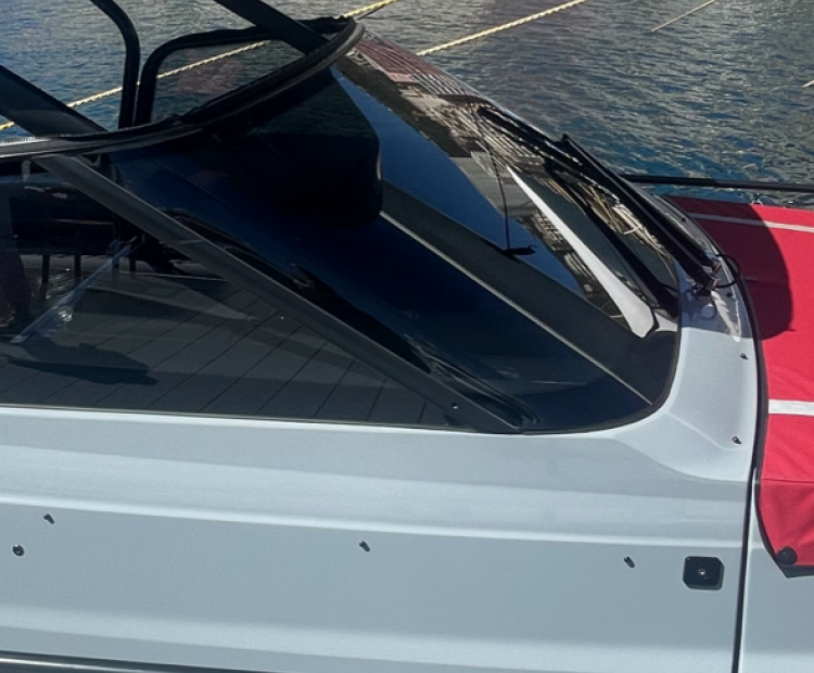 Windscreens for yachts, powerboats and sailing boats